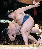 Takanohana wins on 1st day of New Year sumo tourney